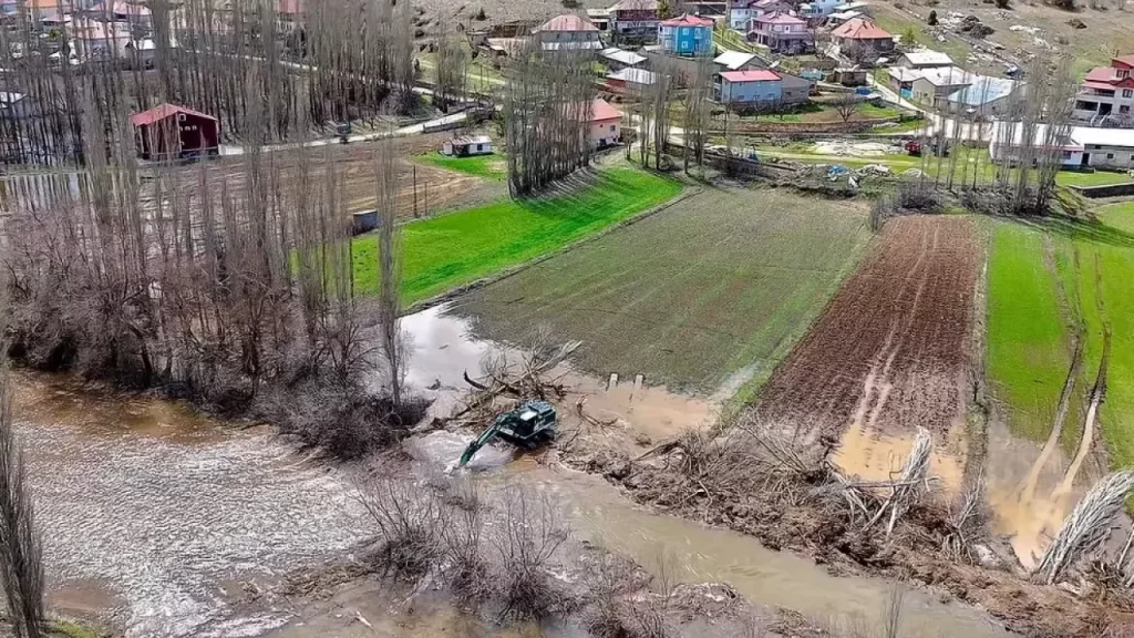 Eşikli köyünde sağanakla gelen selde 8 ev hasar gördü