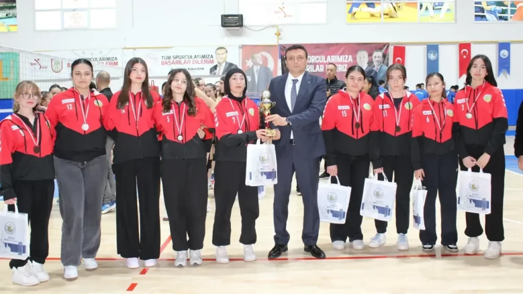 Geleneksel Belediye Başkanı Kupası Liseler Arası Voleybol Turu sona erdi