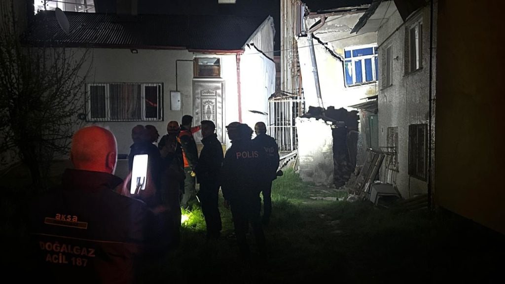 Halil Rıfat Paşa’da 2 katlı evde çökmenin ardından güvenlik ve yıkım süreci