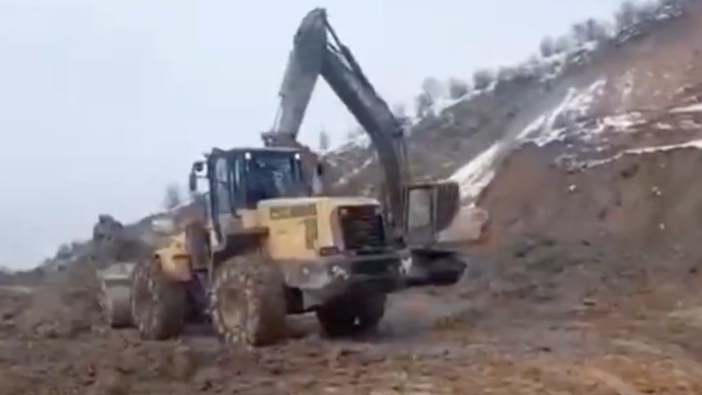 Heyelan nedeniyle Refik Köyü yolunda hasar: Ulaştırma tekrar sağlanıyor