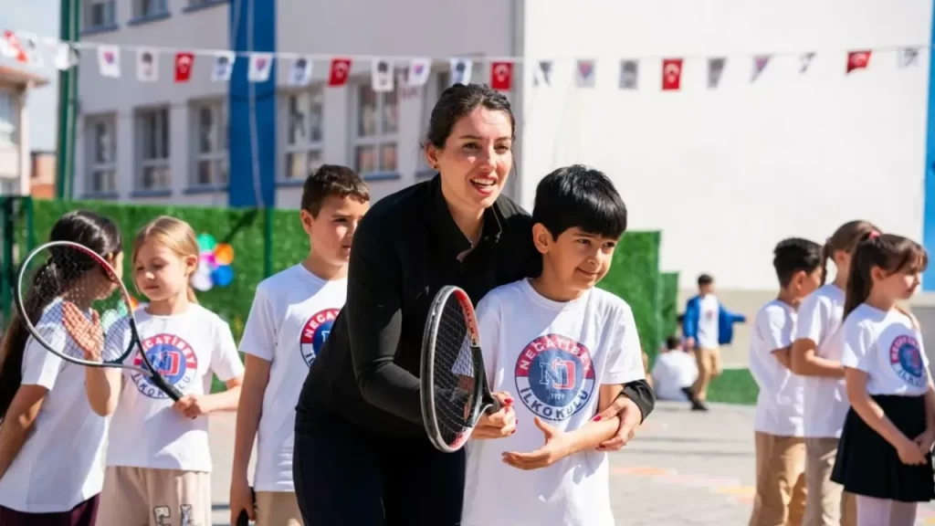 İpek Soylu, Necatibey İlkokulu’nda Tenisle Buluştu