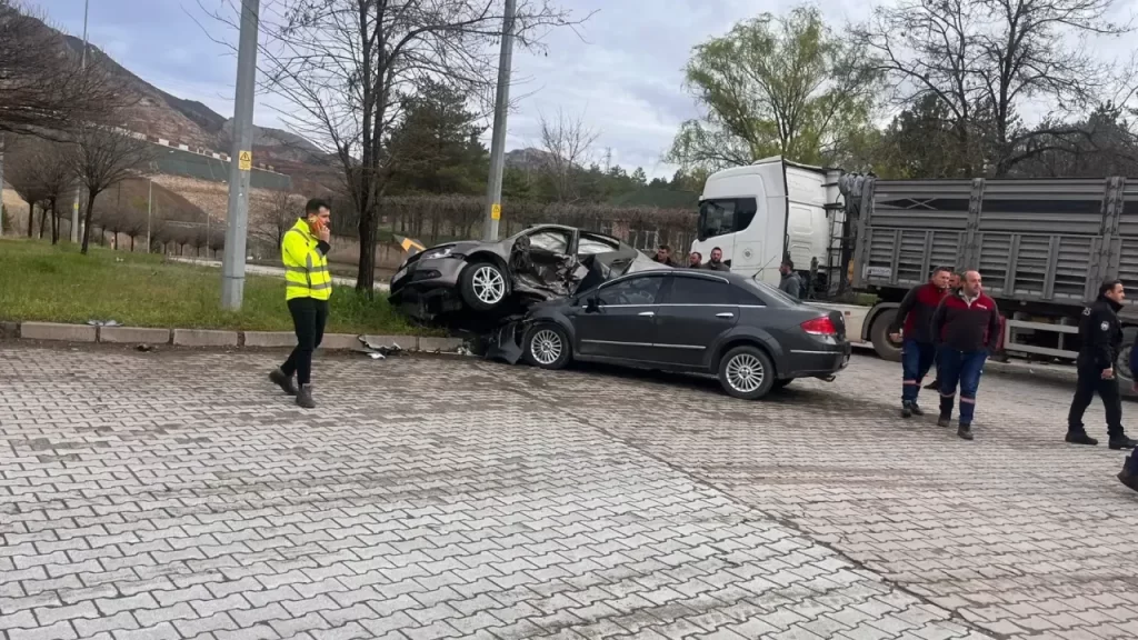 Kavşakta iki araç çarpıştı: Yaralılar çevre hastanelere sevk edildi