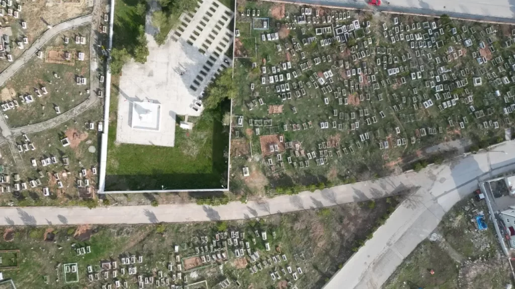 Mezarlıklar arası kıble yönleri farklı mı? Drone görüntüleriyle inceleme