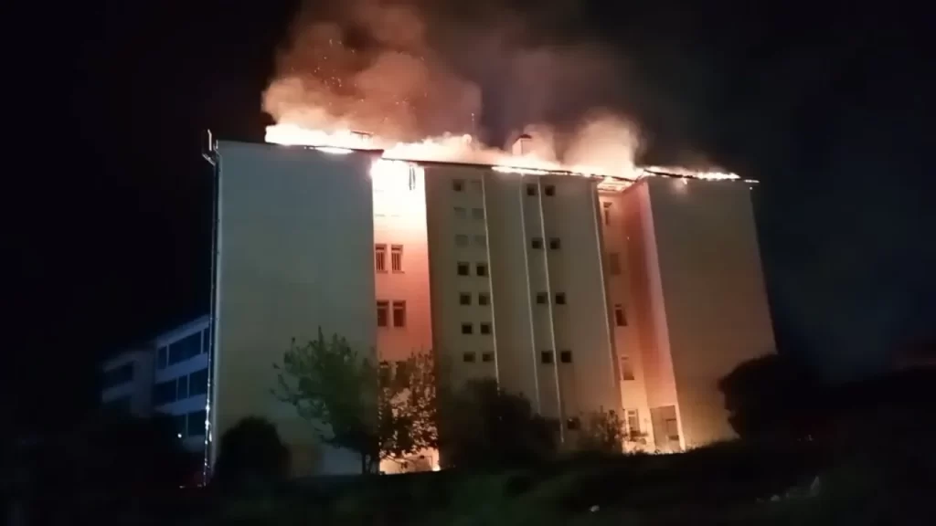 Nazilli’de Pansiyon Kattaki Yangın Söndürüldü, Öğrenciler Güvenli Alanlarda