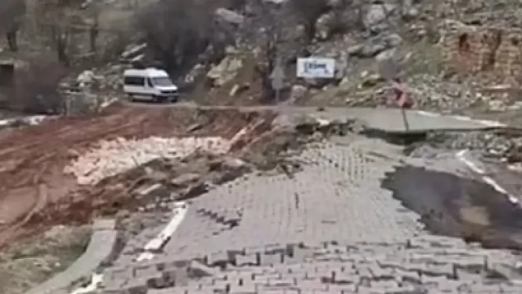 Nemrut Dağı yolunda heyelan nedeniyle yol ulaşıma kapandı