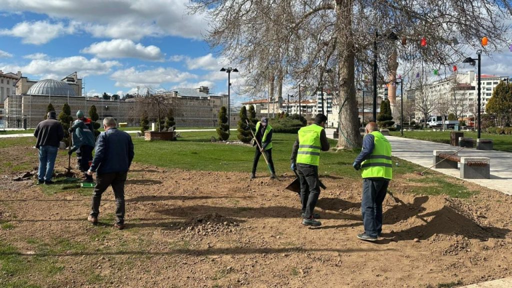 Park ve Bahçeler Müdürlüğü yoğun mesaiyle şehir yeşilliğini artırıyor