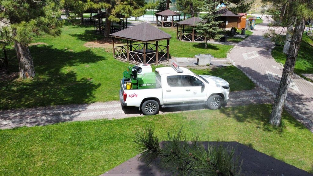 Şehirde Yol Bakım ve Haşere İlaçlaması Hızla Sürüyor