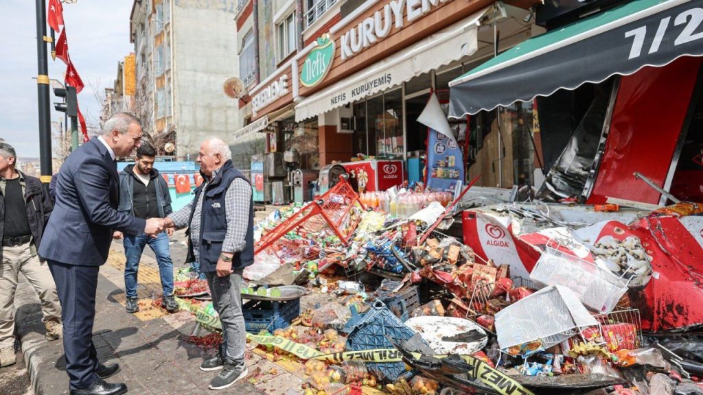 Sivas Belediye Başkanı Adil Uzun, Trafik Kazası Bölgesini İnceledi ve Esnafla Görüştü