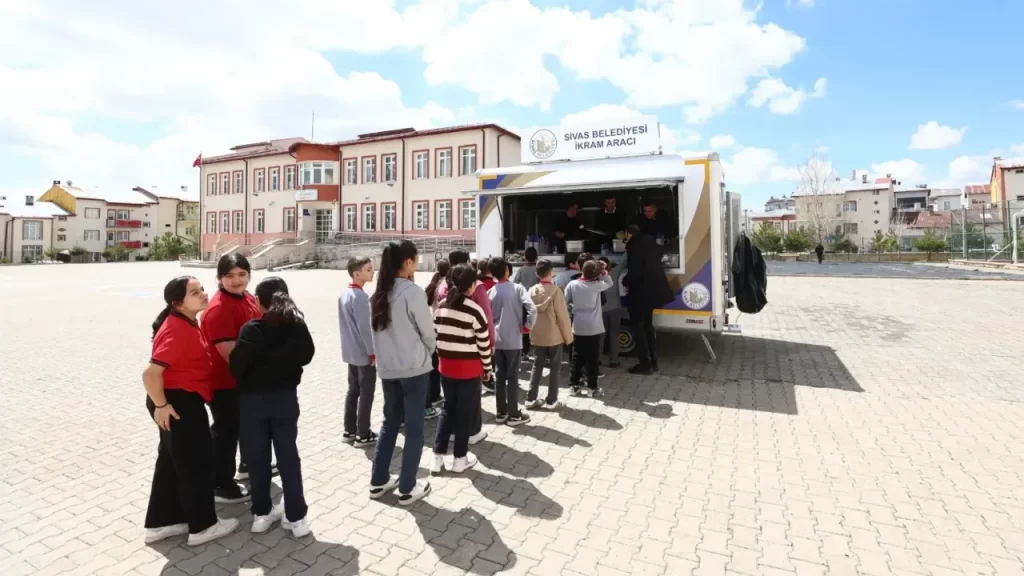 Sivas Belediyesi, Alibaba Mahallesi’nde öğrencilere sıcak çorba dağıttı