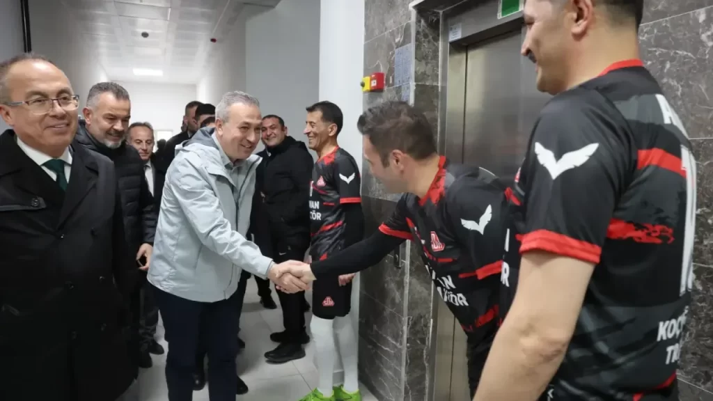 Sivas Belediyesi ile Adliye arasında dostluk maçı ve açılış vuruşu