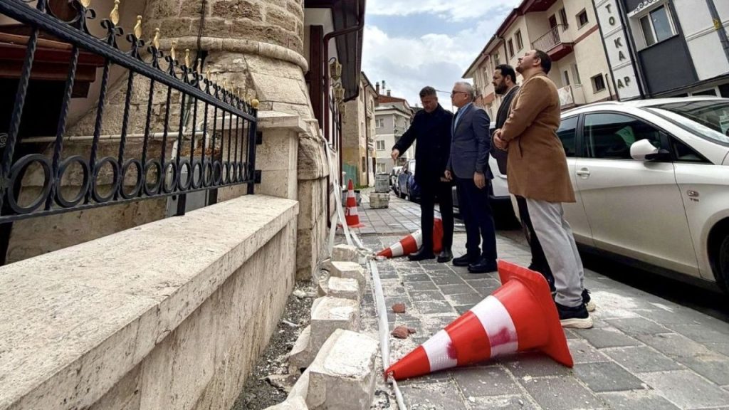 Sivas Şems Camii minaresindeki taş düşmesi riskine ilişkin inceleme ve tedbir talimatı