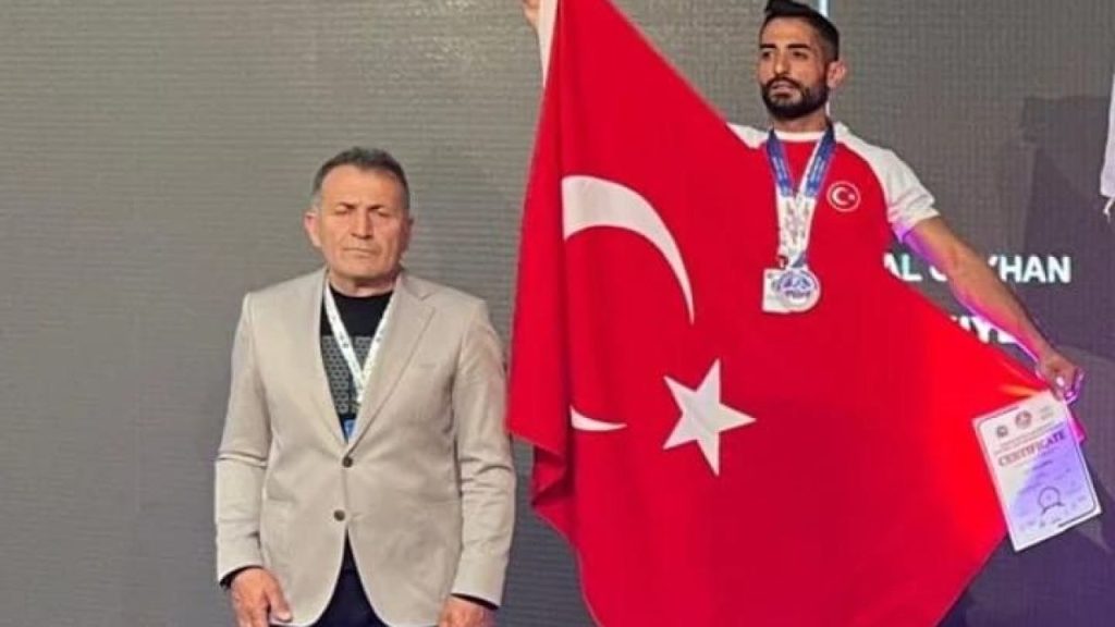 Sivaslı sporcu Ceyhan Ağbal, Yalova’da Türkiye Bilek Güreşi şampiyonasında göğsü kabardı