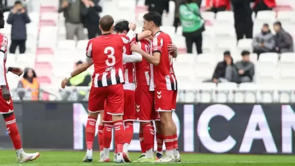 Sivasspor 50 puanla play-off yolunda önemli adım atıyor