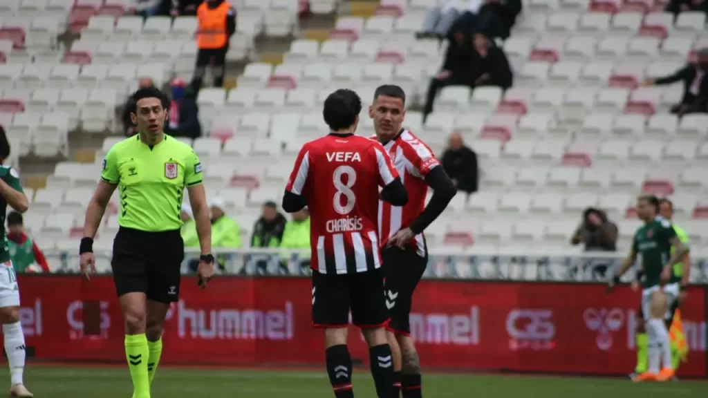 Sivasspor Boluspor karşılaşmasıyla zirve takibini sürdürmeye çalışıyor