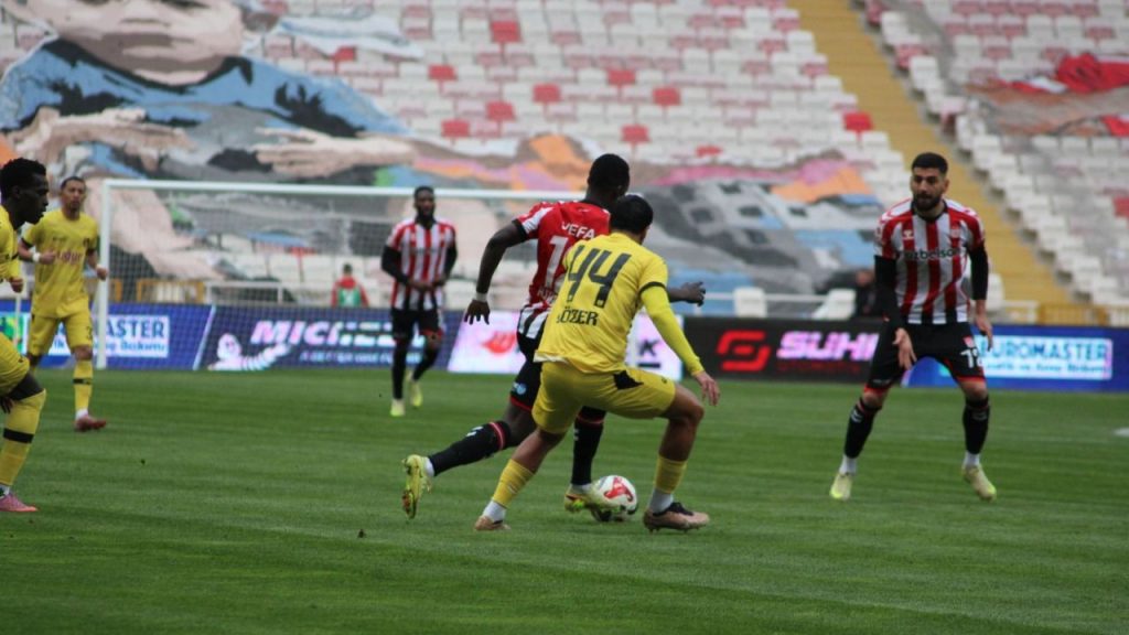 Sivasspor play-off hattında umutları zora sokan sonuçla sahadan yenik ayrıldı