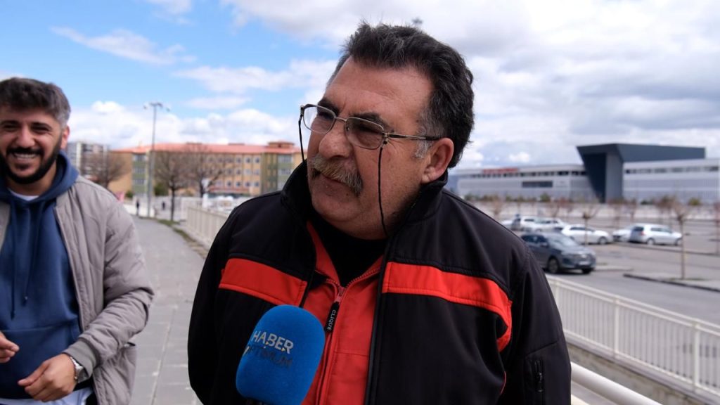 Sivasspor taraftarı stadyum önünde tek sesle zafer için birleşti