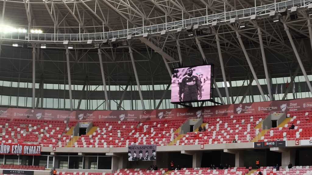 Sivasspor-Tribünlerde Eneramo anması dikkat çekti