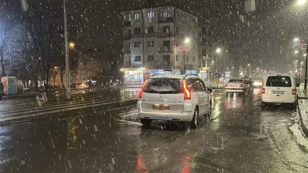 Sivas’ta kar yağışı etkisini sürdürüyor: Sıcaklıklar sıfırın altına düştü
