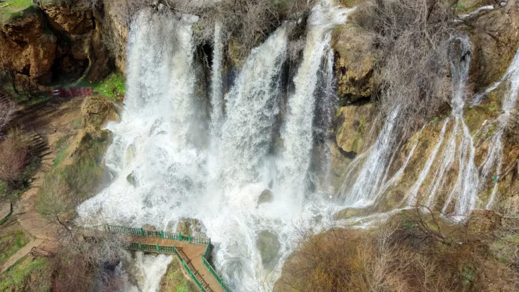 Sızır Şelalesi’nin Coşkun Akışı Ziyaretçi Akınına Yol Açtı