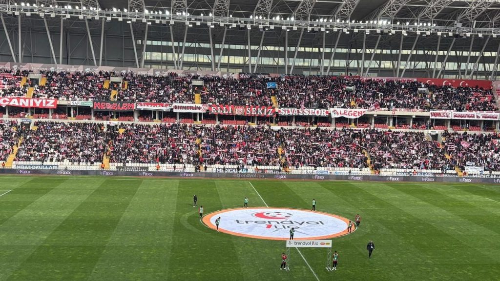 Stad hoparlöründen yazıcoğlu’nun hafızalara kazınan şiiri yankılandı