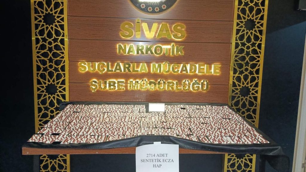 Uyuşturucu operasyonunda 4 kişi tutuklandı: 2.714 hap ele geçirildi