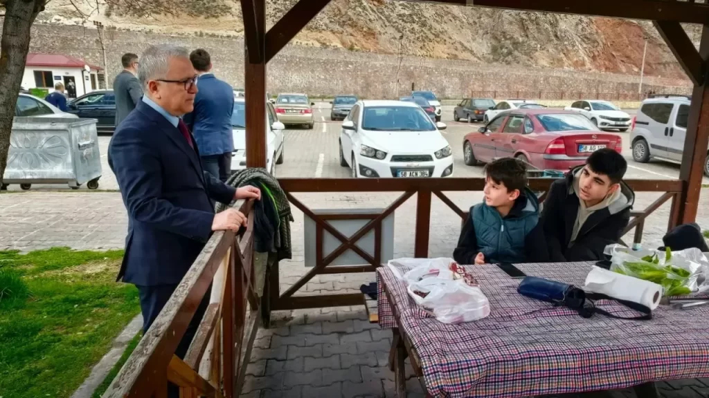 Vali Şimşek Paşabahçe Mesire Alanı’nda vatandaşlarla buluştu