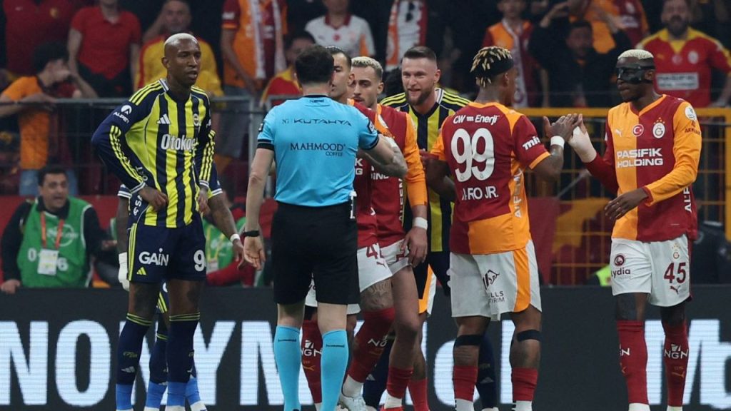 Yabancı oyuncularla iletişim sorunları, kırmızı kart tartışması gündemde