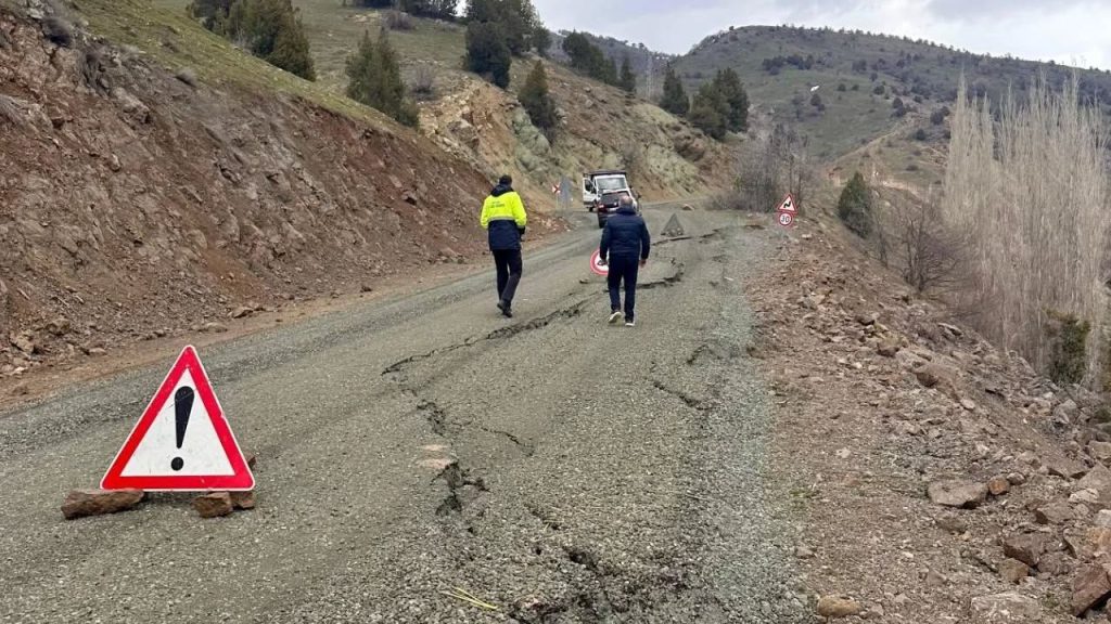 Yağışlar Zara’da Yol Güvenliğini Tehdit Etti