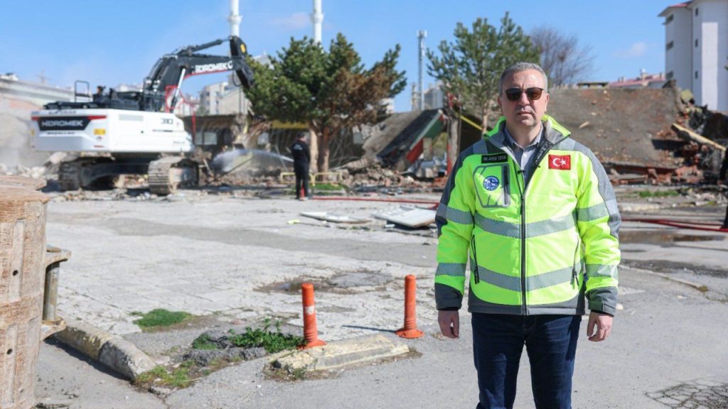 Yeni terminal hizmete açıldı; eski terminal yıkımı başlatıldı