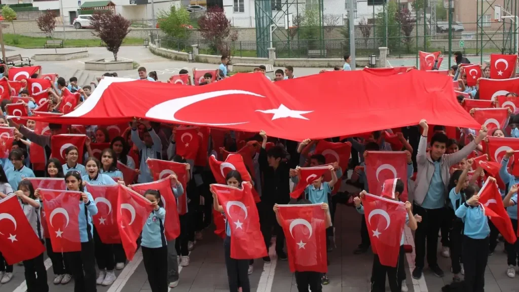 19 Mayıs coşkusu: Hamza Yerlikaya Ortaokulu öğrencileriyle anlamlı gösteri