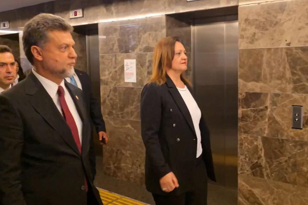 AK Parti’ye Geçen Belediye Başkanı İçin Rozet Erdoğan’a Verilecek