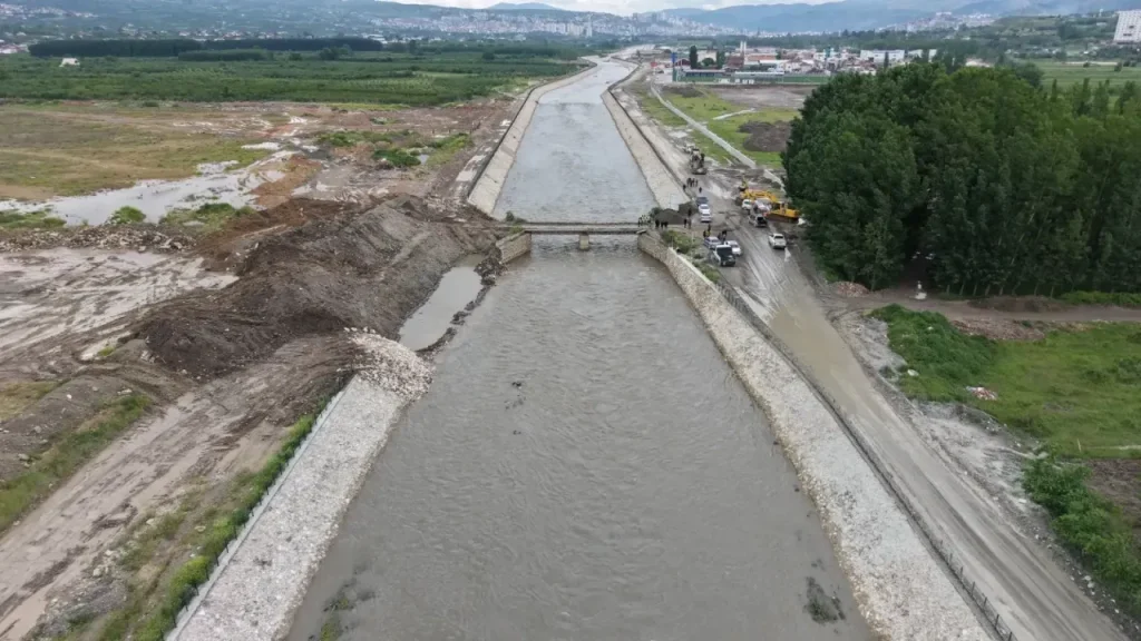 Almus Barajı dolulukta, Yeşilırmak kıyısında önlemler sürüyor