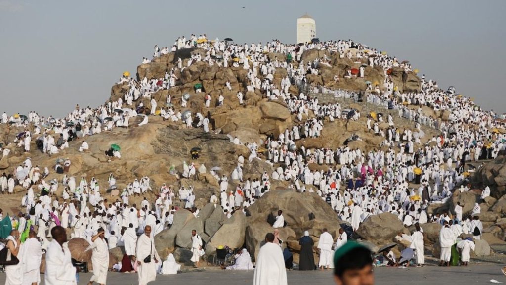 Arafat’ta hacı hareketliliği sürüyor: Türkler için alanda irşat ve namaz programı