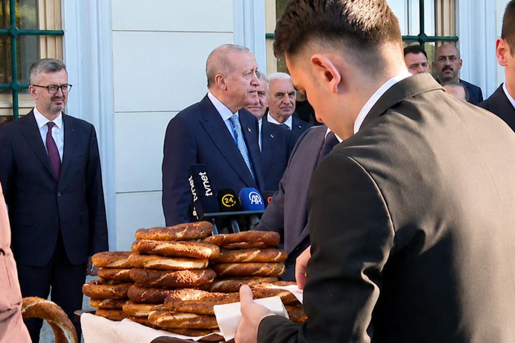 Bayram Namazı Sonrası Erdoğan’dan Simitli Bayramlaşma