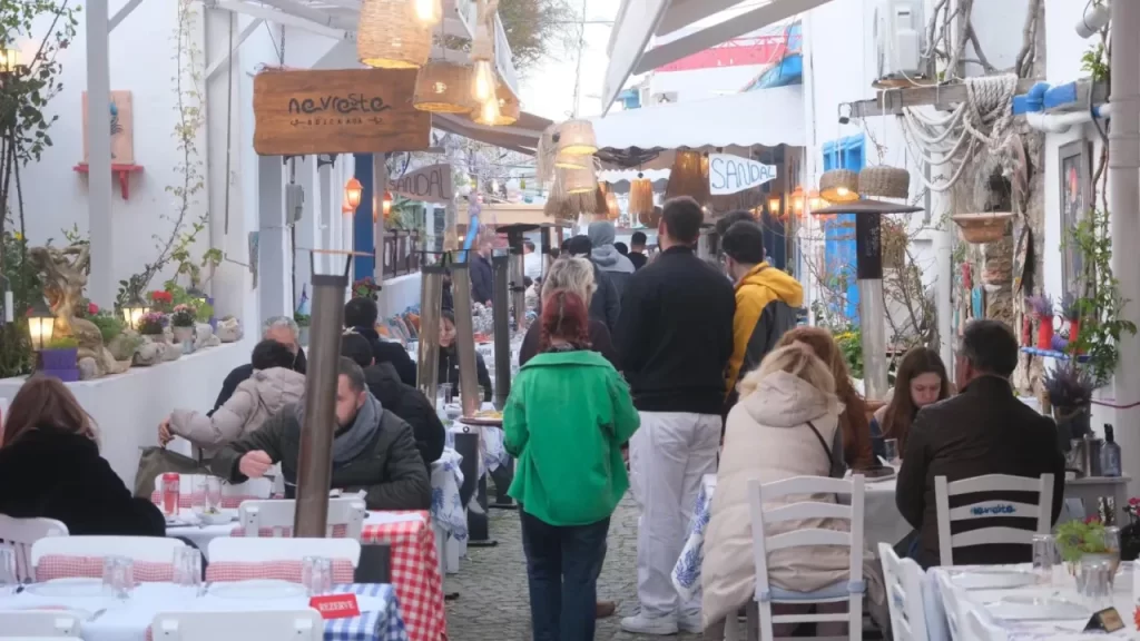 Bozcaada’da 1 Mayıs tatili doldu, sezonu işaret eden yoğunluk