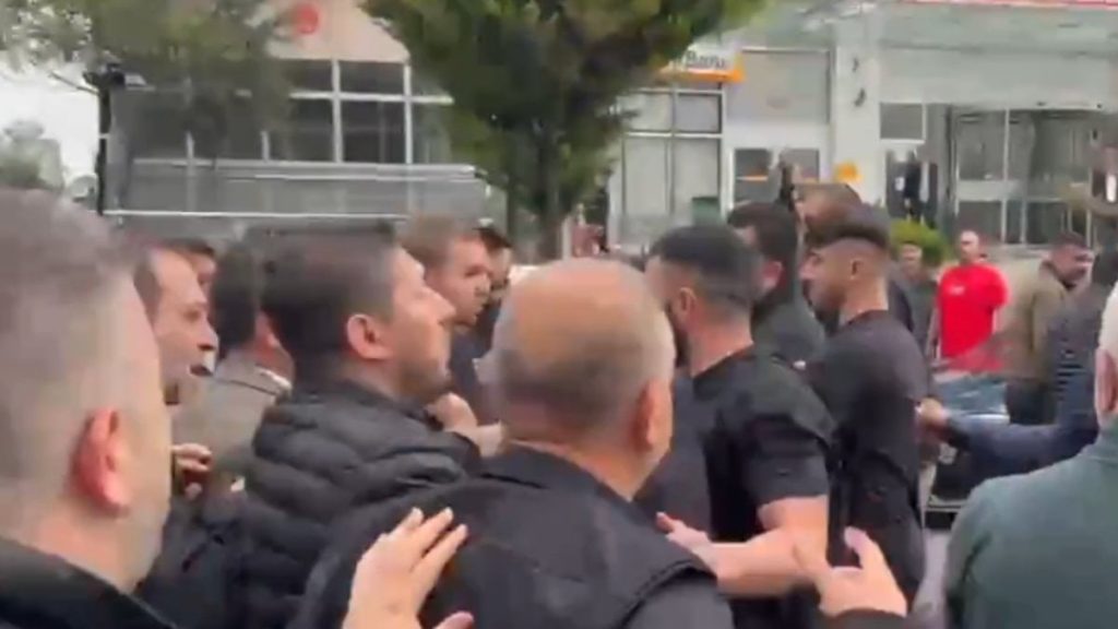 CHP’de Tahliye Gerginliği ve Genel Merkez Önünde Arbede