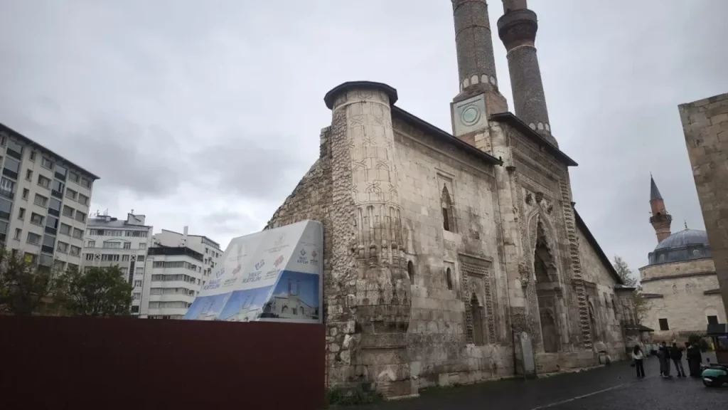 Çifte Minareli Medrese restorasyonuyla geleceğe taşınıyor