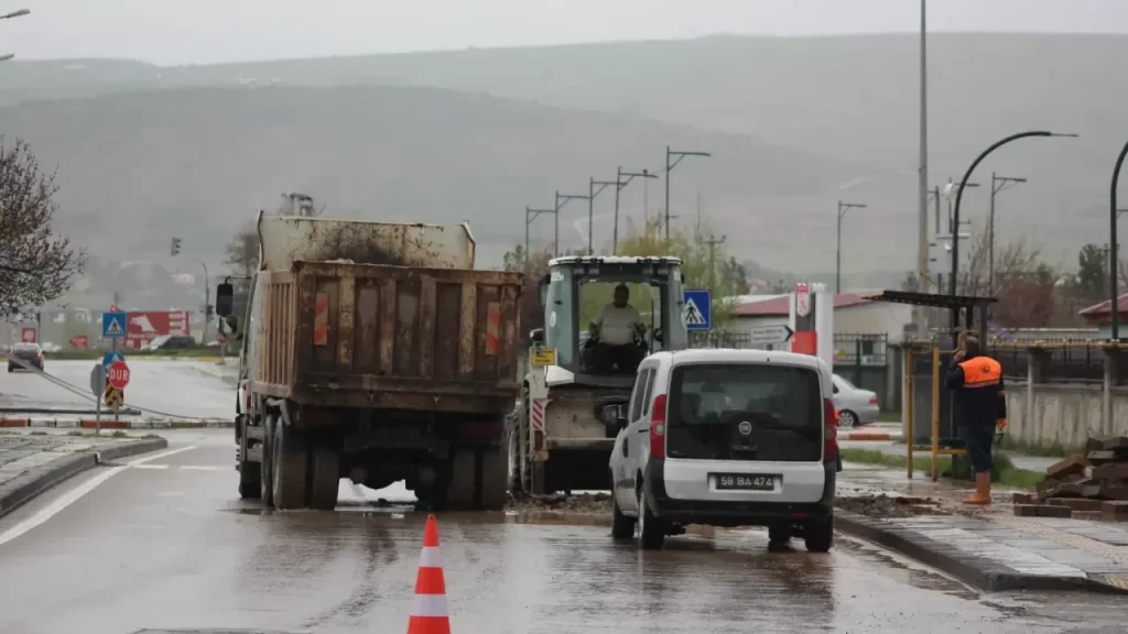 Farabi Caddesi’nde Su Arızası Nedeniyle Trafik Kilitlendi