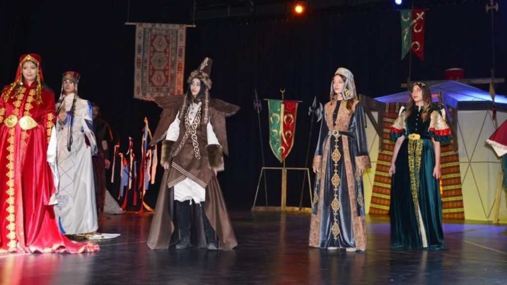 Geleneksel Giyim, Modern Dokunuşlarla Sahnede
