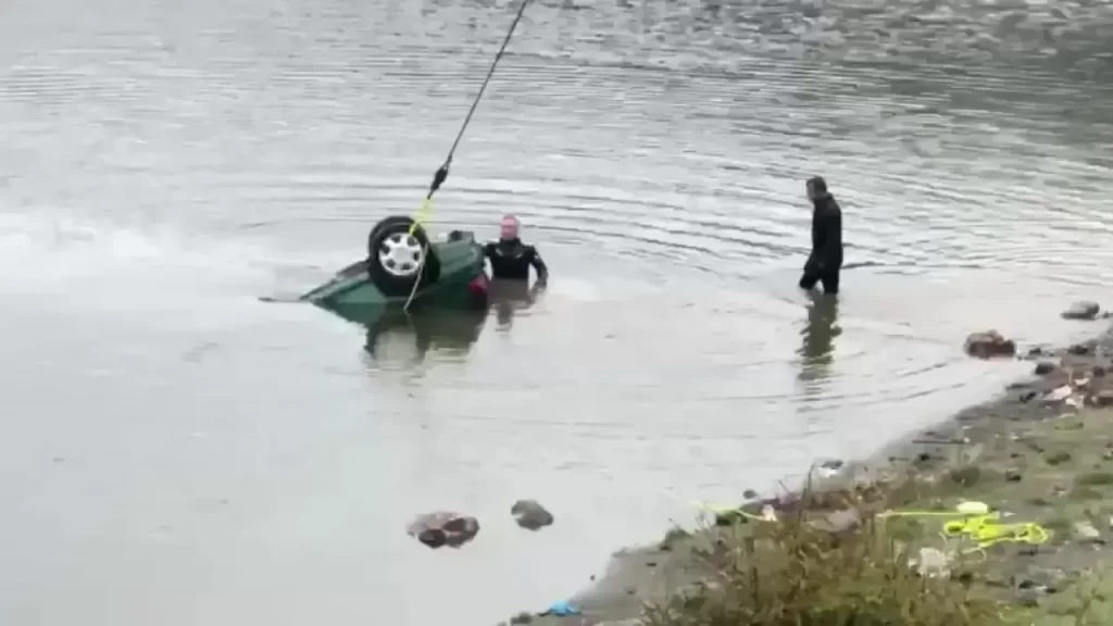 Göletteki otomobil suya düştü; ekipler kısa sürede kurtardı