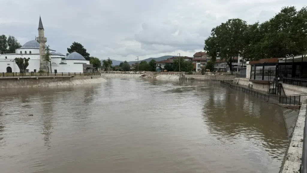 Güçlü önlemlerle Yeşilırmak kıyısında taşkına karşı planlı tahkimat