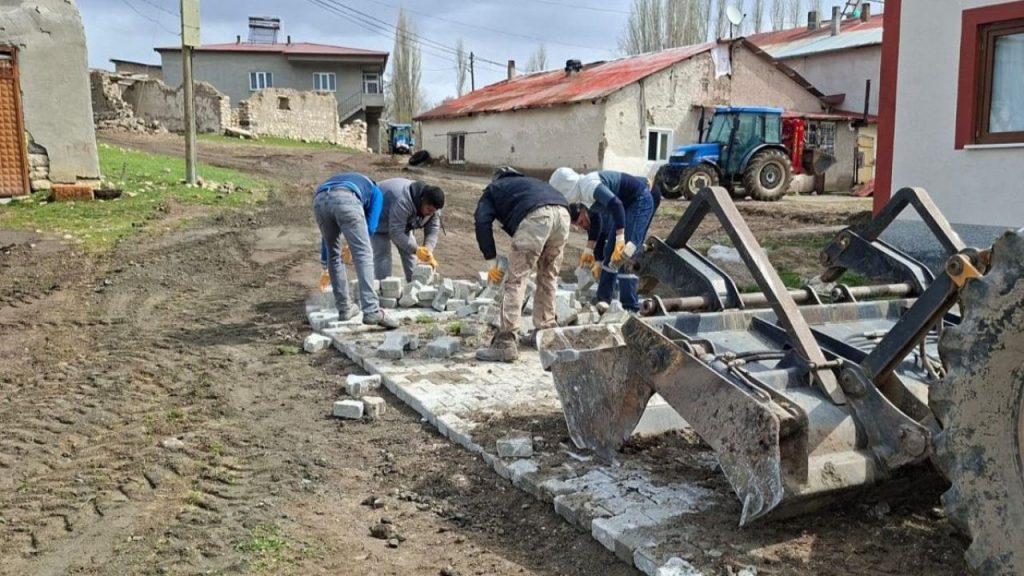 Gürün köylerinde kilitli parke taşlarıyla çevre düzenlemesi hızlandı