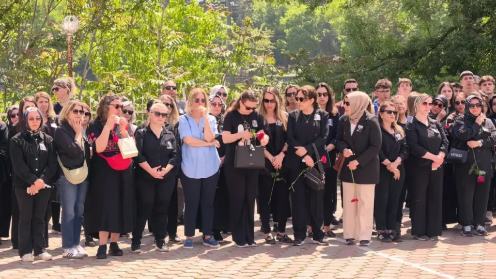İlçe Lisesi Öğretmeni İçin Gıyabi Taziyeler ve Cenaze Programı