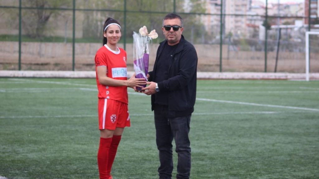 İmranlı Spor ile 4 Eylül Spor Vadisi’nde Anneler Günü Çiçekli Töreni