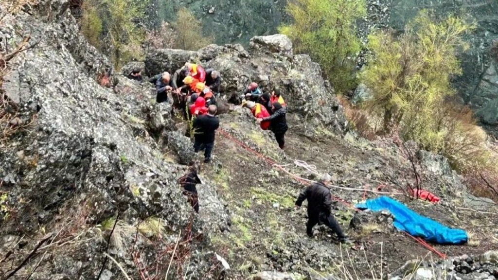 İneklere kayalıklarda mahsur kaldı, AFAD kurtardı