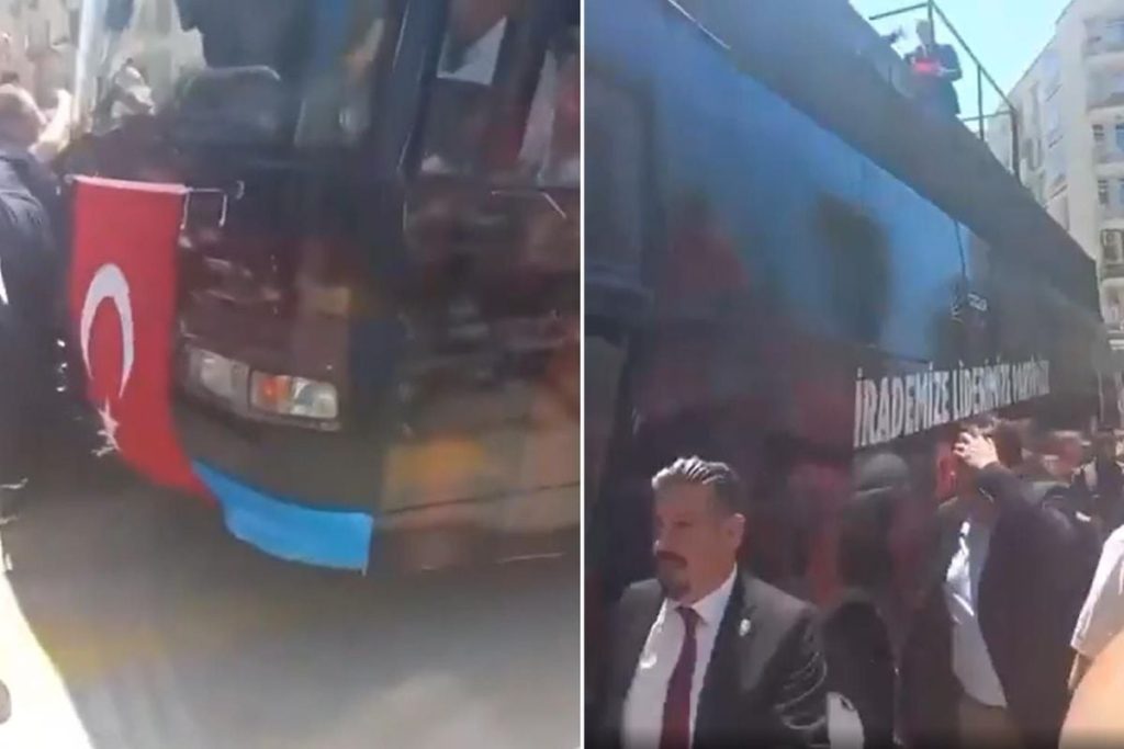 İzmir mitinginde otobüs krizi ve parti içi mesajlar analiz edildi