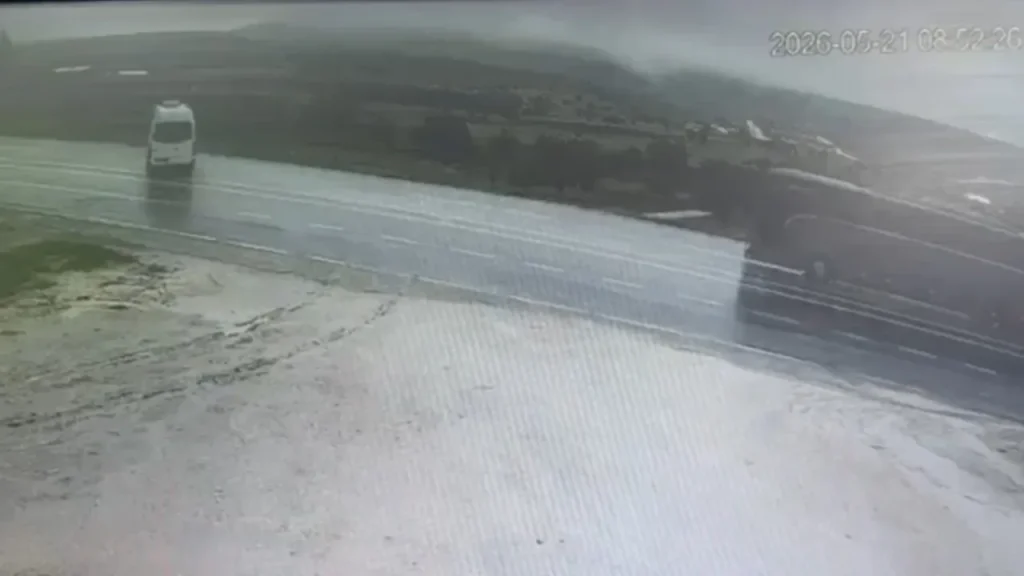 Kaza Gecesinde Kayganlaşan Yolda Şarampole Devrilen Minibüs
