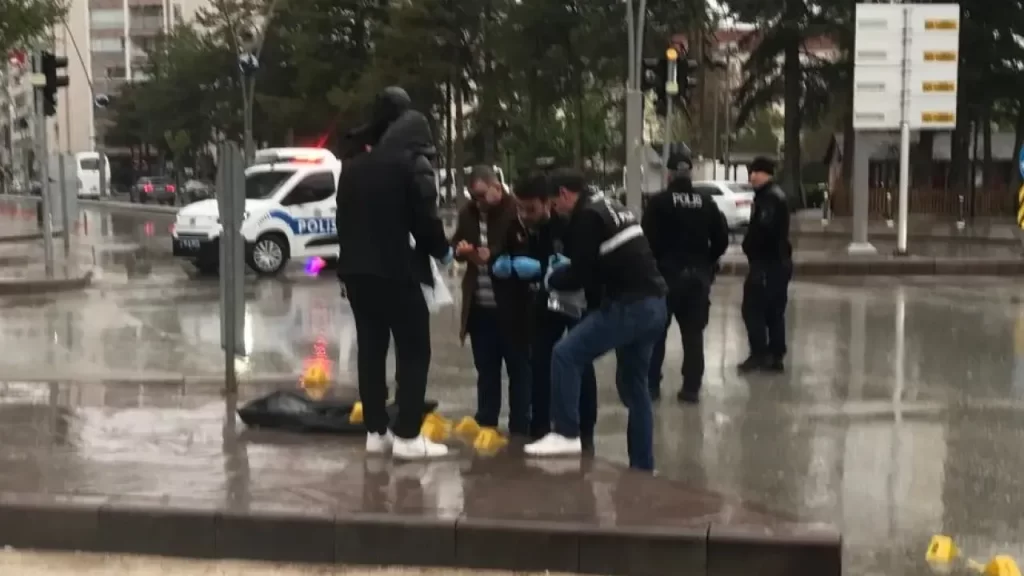 Kuyumcuda Çalıntı Operasyonu: İki Motosikletli Eylem ve Takılan İzler