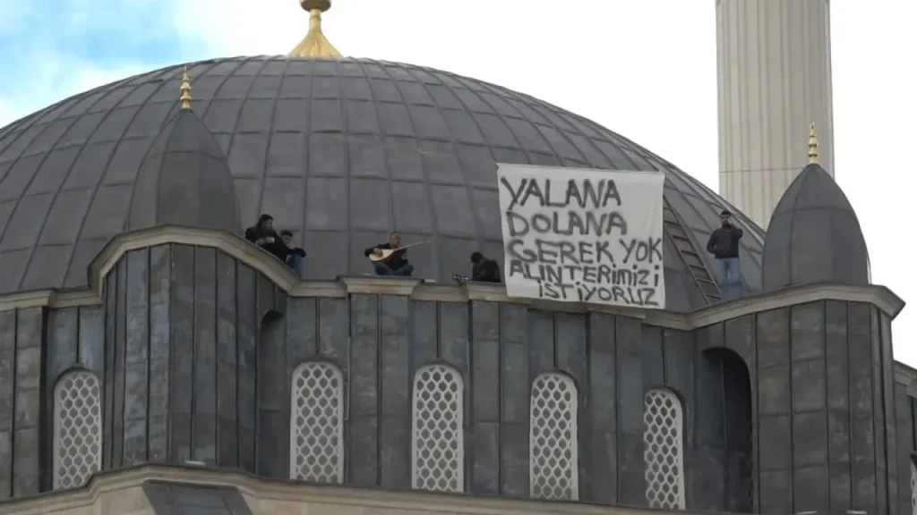 Merkez Camii ve Külliyesi inşaatında işçi protestosu