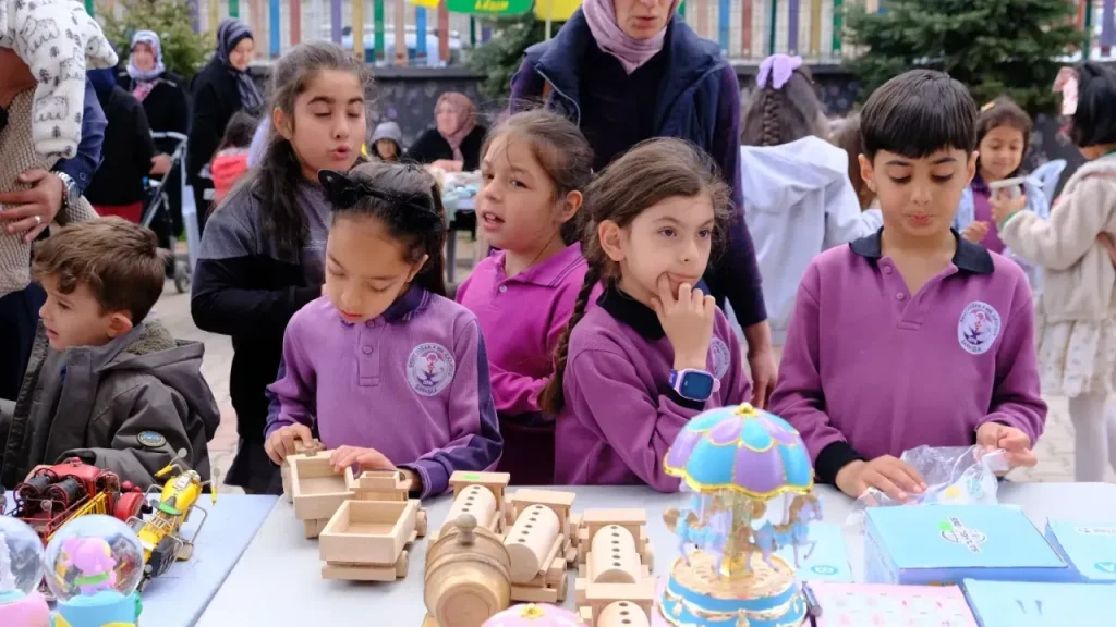 Okul Bahçesinde Kermes Desteğiyle Dayanışma Rengi